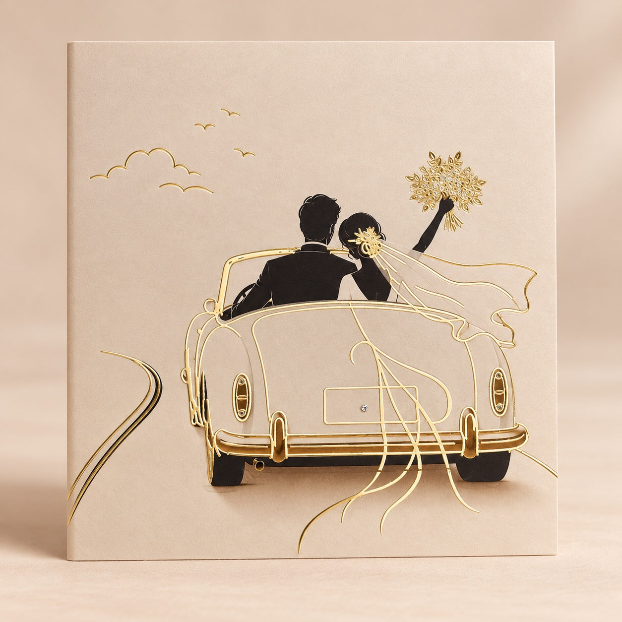 Matrimonio — fronte del biglietto con sposi in automobile e dettagli dorati